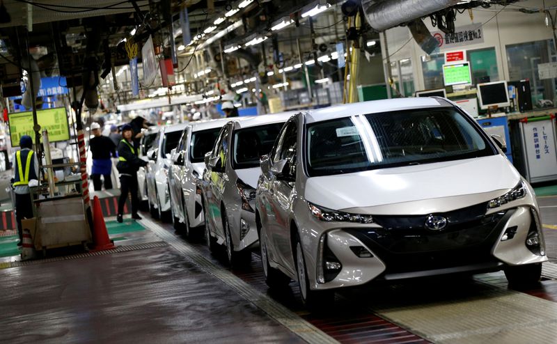 © Reuters. FILE PHOTO: Toyota Prius PHV and Prius hybrid cars are seen on the assembly line at the Tsutsumi plant in Toyota, Japan