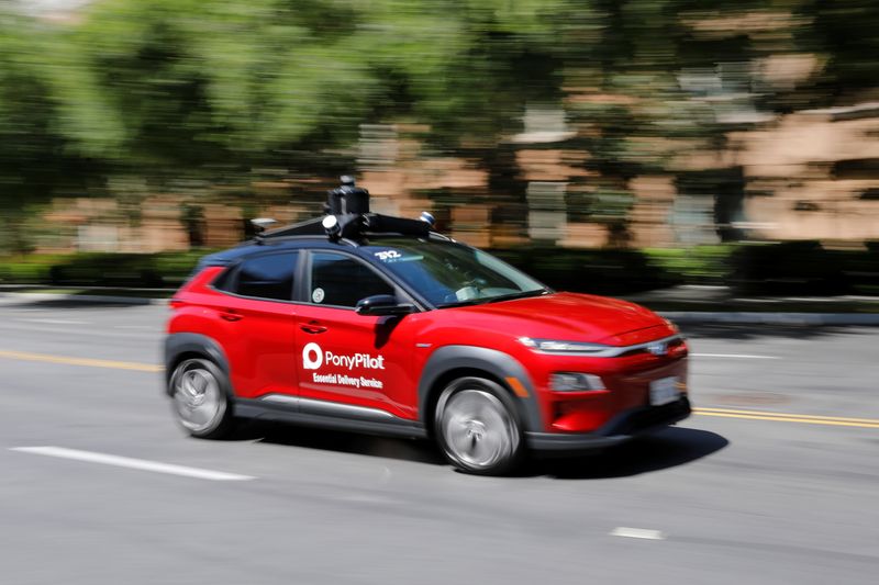 &copy; Reuters. Autonomous electric vehicles deliver packages during the outbreak of the coronavirus disease (COVID-19) in California