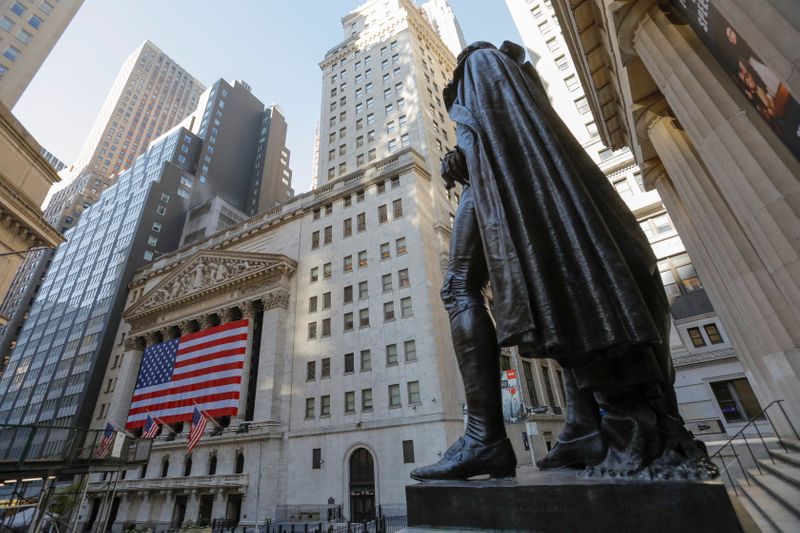 &copy; Reuters. The statue of former U.S. President George Washington stands across the New York Stock Exchange (NYSE) following Election Day in Manhattan, New York City