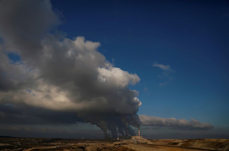 © Reuters. FILE PHOTO: Smoke and steam billows from Belchatow Power Station, Europe's largest coal-fired power plant operated by PGE Group, near Belchatow