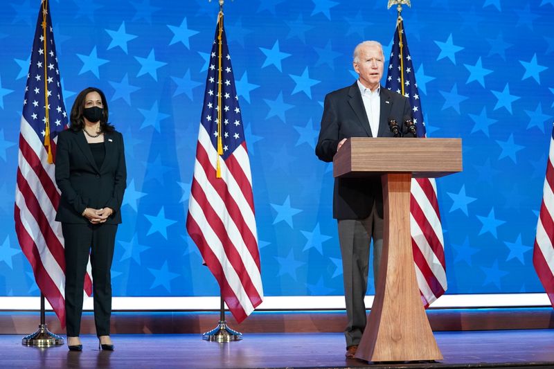 &copy; Reuters. El candidato presidencial demócrata Joe Biden, acompañado por la candidata a la vicepresidencia Kamala Harris, en una declaración sobre los resultados de las elecciones presidenciales de EEUU en Wilmington, Delaware,EEUU, el 5 de noviembre de 2020