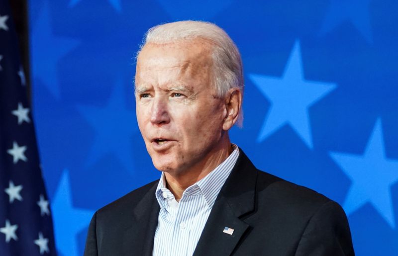 &copy; Reuters. Il candidato democratico alla presidenza Joe Biden commenta i risultati degli scrutini durante una breve apparizione davanti ai giornalisti a Wilmington