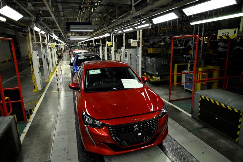 &copy; Reuters. Catena di montaggio in uno stabilimento Psa Peugeot Citroen a Trnava