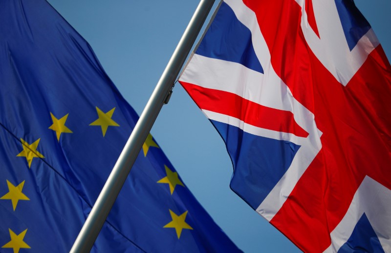 &copy; Reuters. Foto de archivo de las banderas de Gran Bretaña y la UE en Berlín