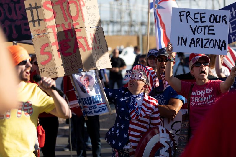 © Reuters. Manifestantes pró-Trump participam de protesto para interromper apuração de votos em Phoenix, Arizona