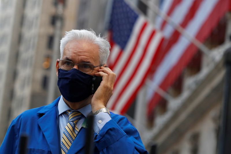 &copy; Reuters. IMAGEN DE ARCHIVO. Un operador habla por teléfono fuera de la Bolsa de Valores de Nueva York (NYSE) tras el Día de Elecciones en Manhattan, Ciudad de Nueva York, EEUU