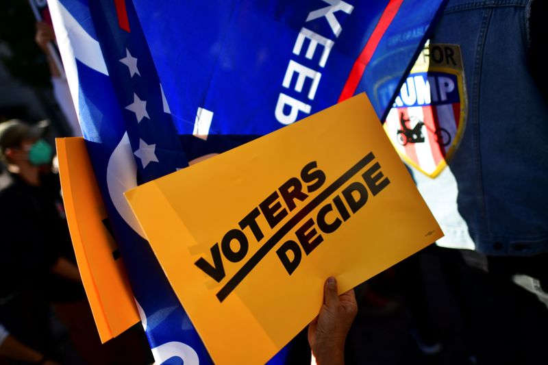 &copy; Reuters. Manifestantes protestam do lado de fora do Centro de Convenções da Filadélfia, onde votos da eleição presidencial dos EUA estão sendo contados