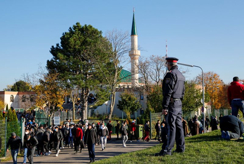 &copy; Reuters. Un policía vigila una mezquita durante la oración del viernes en Viena, Austria.