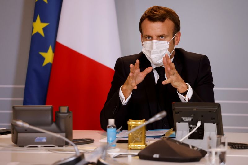 © Reuters. El presidente francés Emmanuel Macron preside una videoconferencia con ejecutivos de empresas extranjeras para promocionar a Francia como destino de negocios en Europa