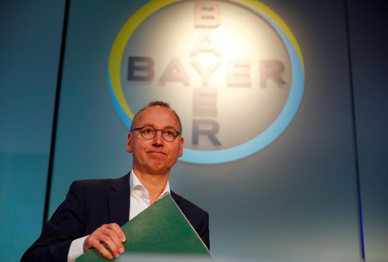 &copy; Reuters. FILE PHOTO: Werner Baumann, CEO of Bayer AG, arrives for the annual results news conference of the German drugmaker in Leverkusen