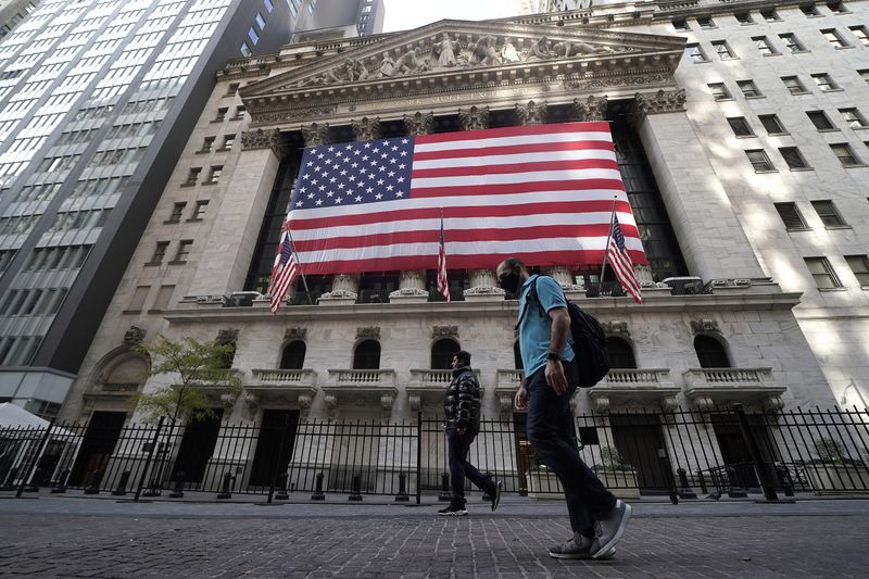 © Reuters. A U.S flag is seen on the New York Stock Exchange in the Manhattan borough of New York City