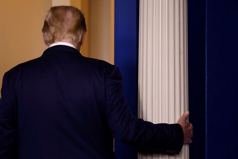 &copy; Reuters. Foto de archivo. El presidente de Estados Unidos Donald Trump sale después de hablar sobre los resultados de las elecciones presidenciales en la sala de prensa Brady de la Casa Blanca en Washington, Estados Unidos.