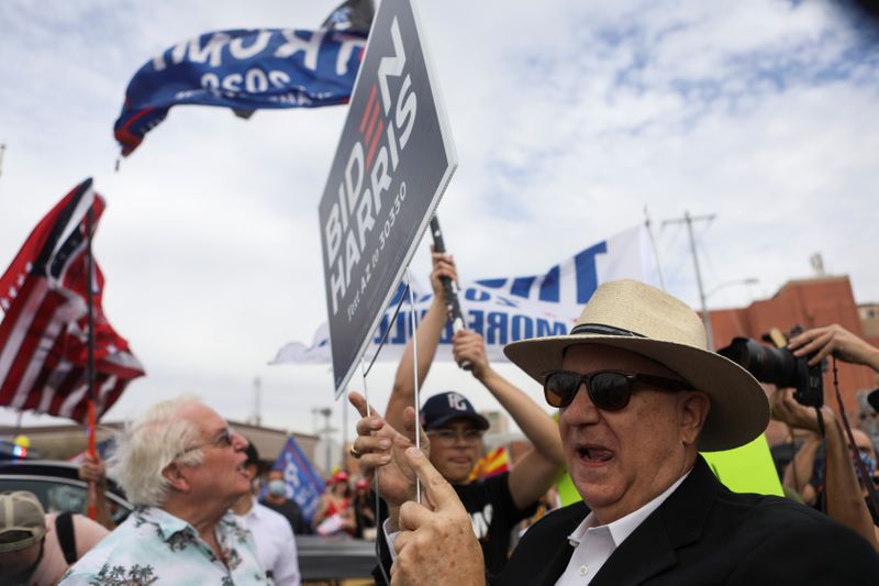 © Reuters. Protest following the 2020 U.S. presidential election in Phoenix, Arizona