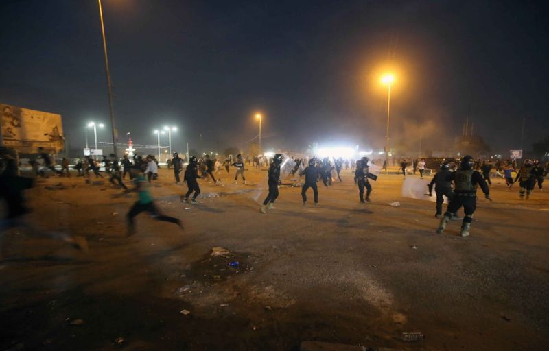 © Reuters. مصادر أمنية وحقوقية: قوات الأمن العراقية تقتل محتجا وتصيب 40 في البصرة