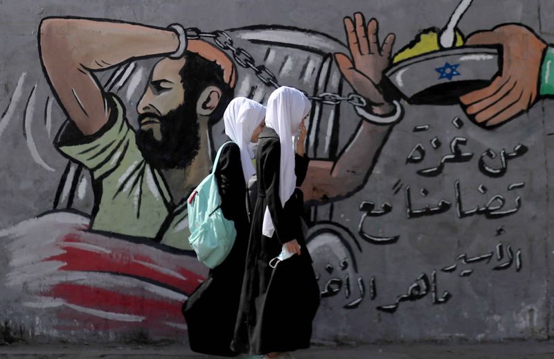 © Reuters. فلسطيني تحتجزه إسرائيل يعلق إضرابا عن الطعام استمر 103 أيام