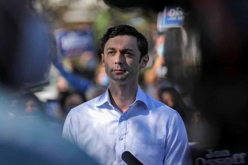 © Reuters. Democratic U.S. Senate candidate Jon Ossoff speaks at a news conference after the election in Atlanta