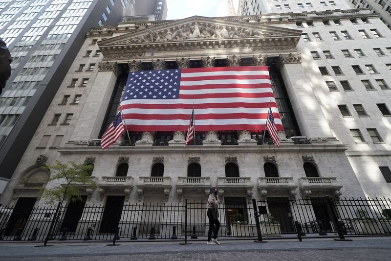© Reuters. A U.S flag is seen on the New York Stock Exchange in the Manhattan borough of New York City