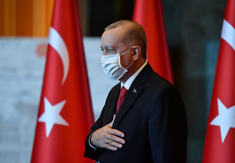 © Reuters. ERDOGAN LIMOGE LE GOUVERNEUR DE LA BANQUE DE TURQUIE FACE À LA CHUTE DE LA LIVRE