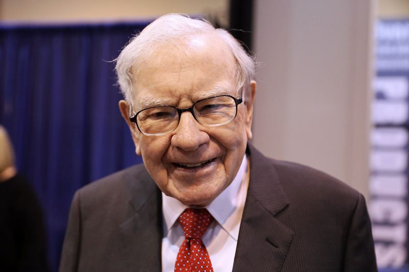 &copy; Reuters. FILE PHOTO: Berkshire Hathaway Chairman Warren Buffett walks through the exhibit hall as shareholders gather to hear from the billionaire investor at Berkshire Hathaway Inc&apos;s annual shareholder meeting in Omaha