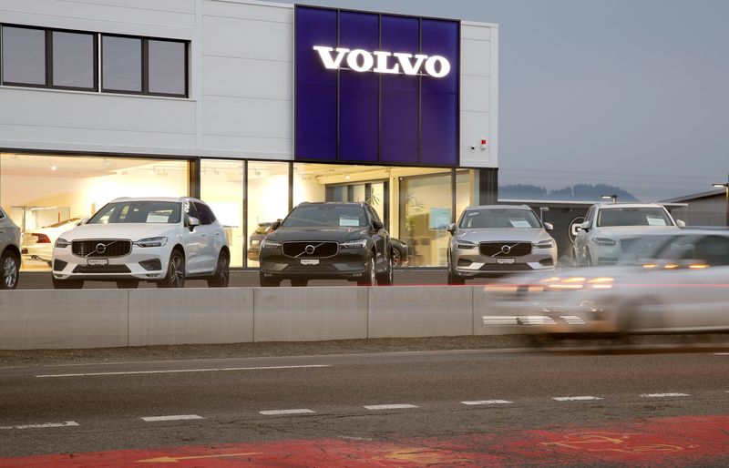 &copy; Reuters. FILE PHOTO: A long exposure picture shows cars of Swedish automobile manufacturer Volvo displayed in front of a showroom of Stierli Automobile AG company in St. Erhard