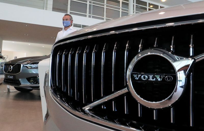 &copy; Reuters. An employee at a Volvo car dealer, wearing a protective mask is seen in the showroom, amid the coronavirus disease (COVID-19) outbreak in Brussels