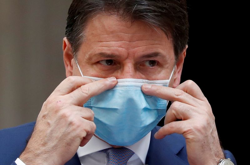 © Reuters. FILE PHOTO: Italian Prime Minister Giuseppe Conte speaks during a news conference on government's new anti-COVID-19 measures, in Rome