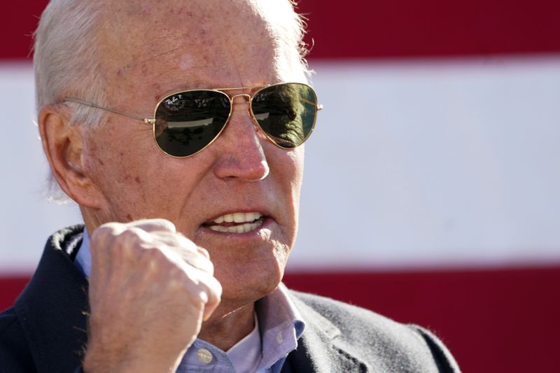 © Reuters. FILE PHOTO: Democratic U.S. presidential nominee Joe Biden holds a campaign event in Monaca, Pennsylvania