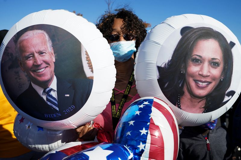 © Reuters. Supporters of Democratic U.S. presidential nominee Joe Biden celebrate