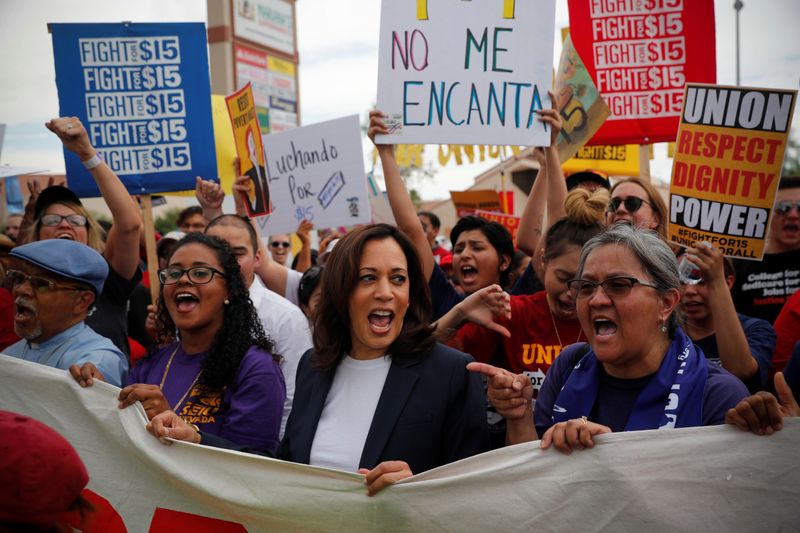 © Reuters. U.S. Democratic presidential candidate and U.S. Senator Kamala Harris joins with striking McDonalds workers in Las Vegas