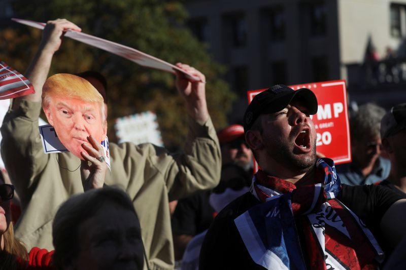 &copy; Reuters. Supporters of U.S. President Donald Trump rally outside the State Capitol building following the 2020 U.S. presidential election, in Harrisburg, Pennsylvania
