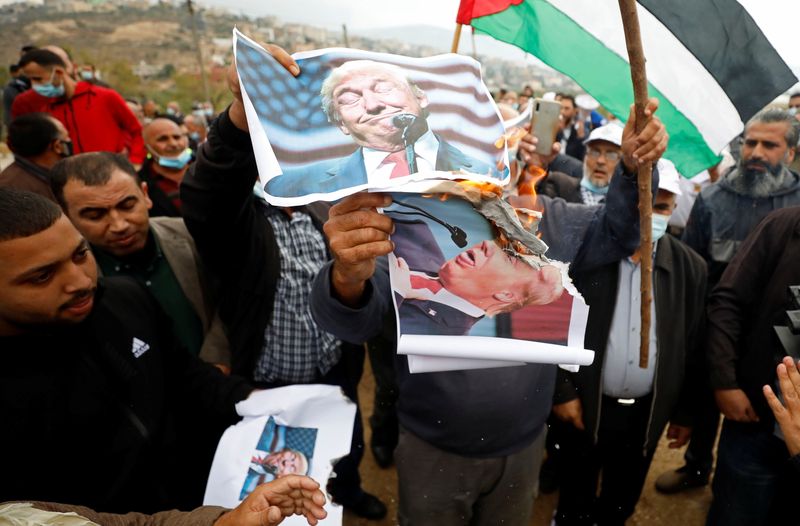 &copy; Reuters. الفلسطينيون يرحبون بخسارة ترامب لكن يتوخون الحذر من بايدن