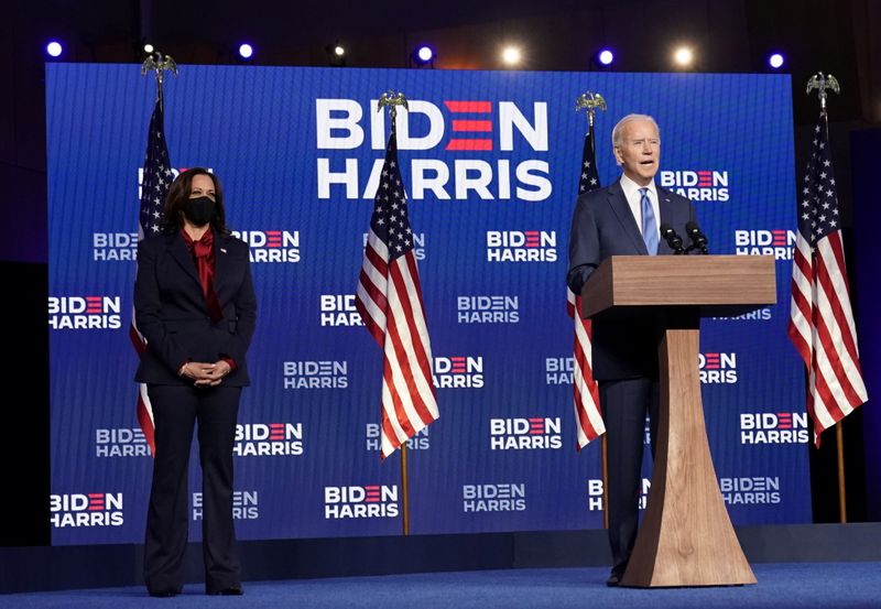 &copy; Reuters. 菅首相、バイデン・ハリス両氏に祝意　米大統領選勝利確実で