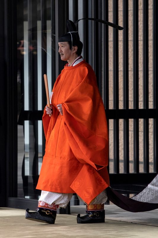 © Reuters. Crown Prince Fumihito leaves the Imperial Palace after being formally declared first in line to the Chrysanthemum Throne during a ceremony in which Emperor Naruhito proclaimed his younger brother 