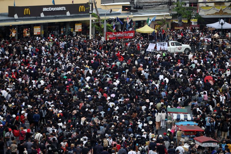 © Reuters. Anti-government protesters attend a rally in Bangkok