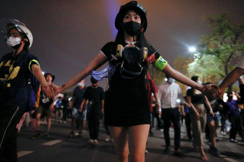 &copy; Reuters. الشرطة في تايلاند تتصدى لمحتجين يطالبون بإصلاحات ملكية