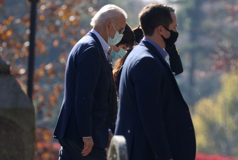 &copy; Reuters. Biden chega com a família para celebração religiosa em Wilmington, Delaware.