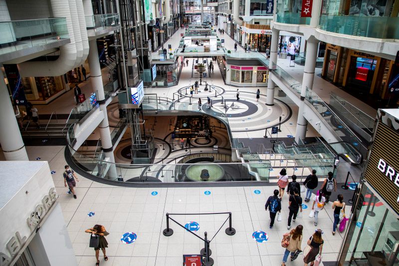&copy; Reuters. FILE PHOTO: Toronto&apos;s Eaton Centre shopping mall in June during Phase 2 of the reopening from the coronavirus disease (COVID-19) restrictions