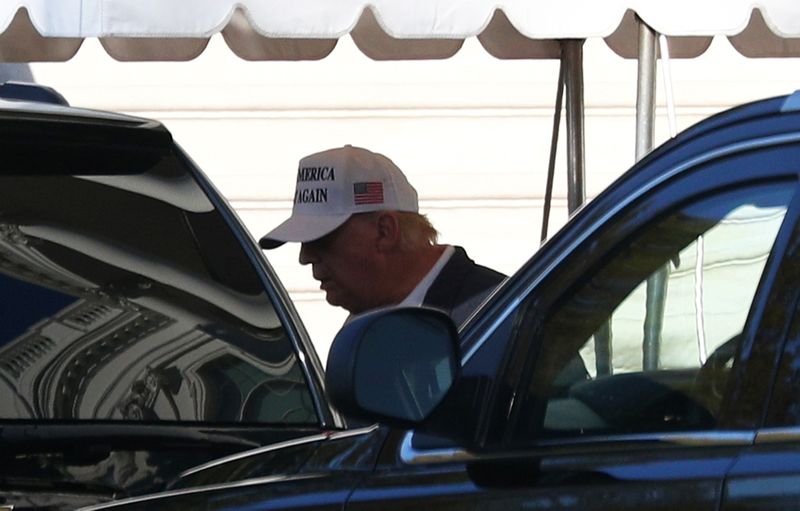 &copy; Reuters. Donald Trump entra em carro presidencial