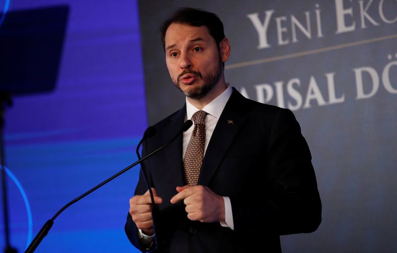 © Reuters. Turkish Treasury and Finance Minister Berat Albayrak attends a news conference in Istanbul