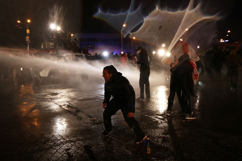 &copy; Reuters. الشرطة في جورجيا تستخدم مدافع المياه لتفريق محتجين يزعمون تزوير الانتخابات