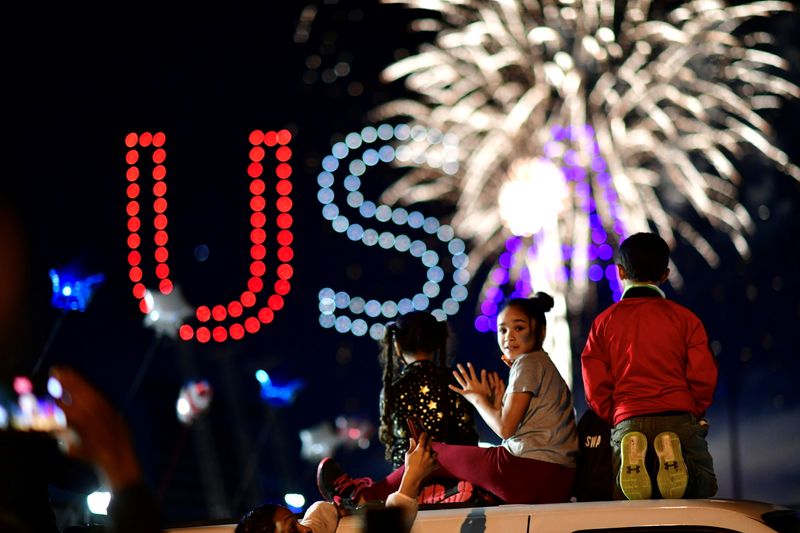 &copy; Reuters. バイデン氏支持者らが街頭で勝利祝う、トランプ派は激戦州でデモ