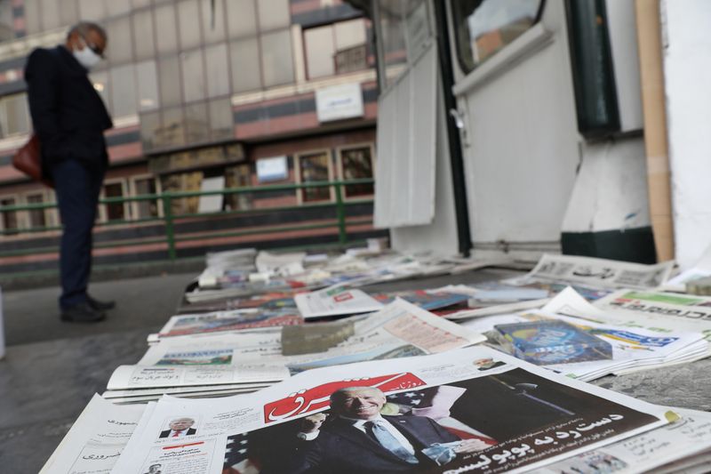© Reuters. A newspaper with a front picture of U.S. President-elect Joe Biden is seen at a newsstand in Tehran