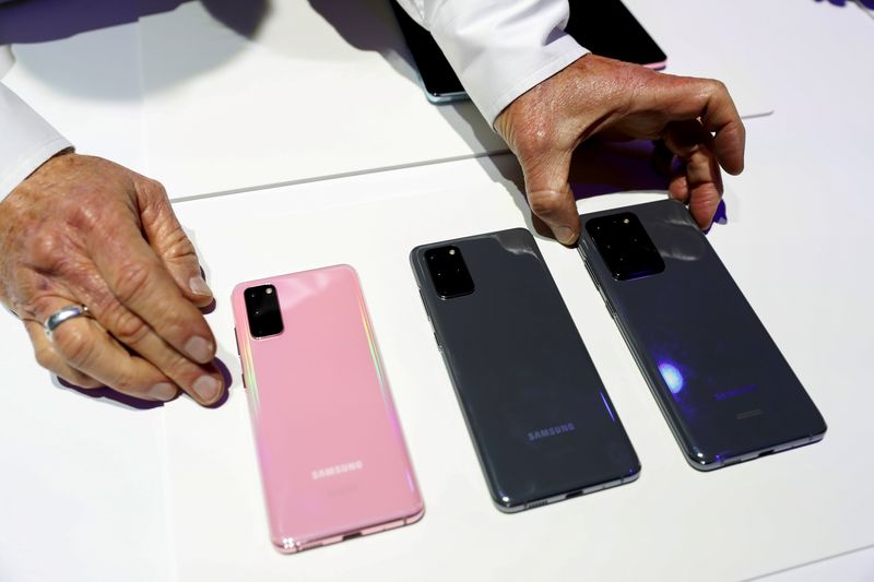 &copy; Reuters. FILE PHOTO: The Samsung Galaxy S20, S20+ and S20 Ultra 5G smartphones are seen during Samsung Galaxy Unpacked 2020 in San Francisco