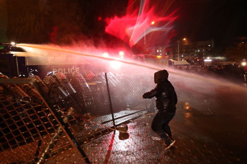 &copy; Reuters. الشرطة في جورجيا تستخدم خراطيم المياه لتفريق محتجين يزعمون تزوير الانتخابات