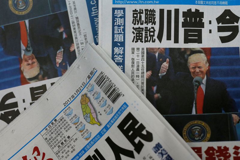 © Reuters. FILE PHOTO: Copies of Taiwanese daily newspaper Liberty Times, with its frontpage on the inauguration of U.S. President Donald Trump, are seen a printing house in Taipei, Taiwan