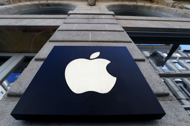&copy; Reuters. FILE PHOTO: The logo of Apple company is seen outside an Apple store in Bordeaux