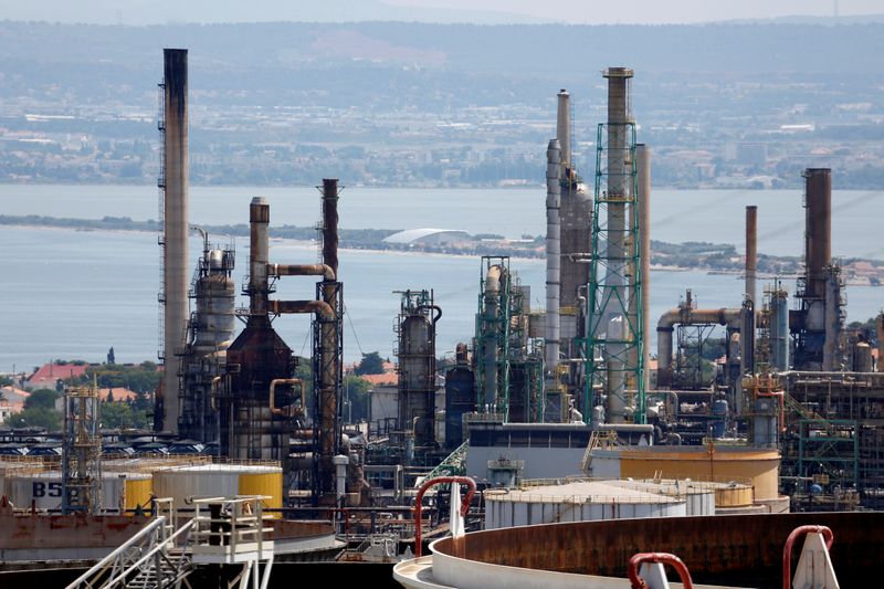 &copy; Reuters. FILE PHOTO: General view of Total&apos;s oil refinery at La Mede near Marseille, southern France