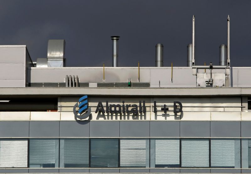 &copy; Reuters. El Centro de Investigación de la compañía farmacéutica española Almirall aparece en la foto en Sant Feliu de Llobregat, cerca de Barcelona, España, el 3 de septiembre de 2008