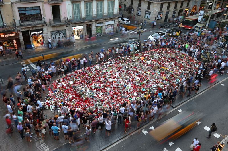 &copy; Reuters. FILE PHOTO: People gather at an impromptu memorial in Barcelona