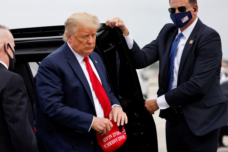 © Reuters. FILE PHOTO: U.S. President Trump boards Air Force One as he departs for campaign travel at Miami International Airport in Miami, Florida